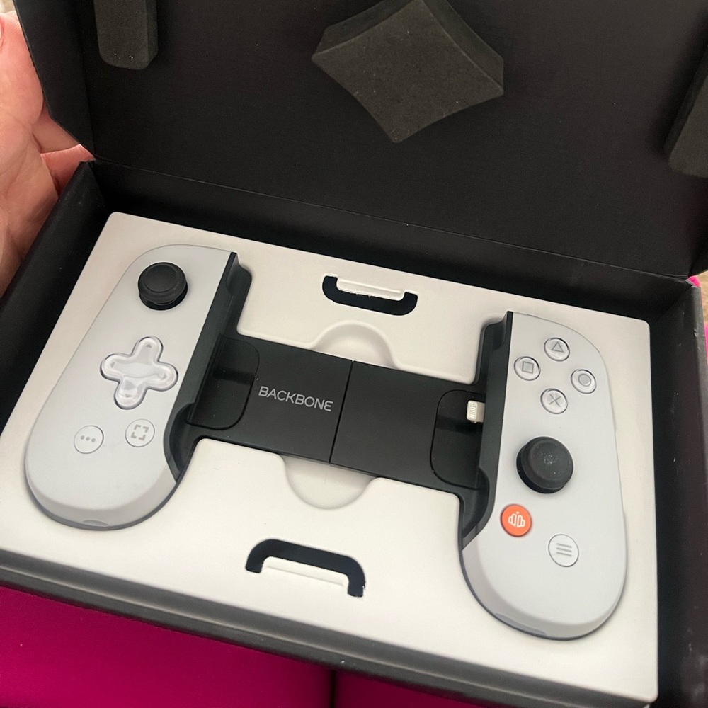 Backbone PlayStation edition compatible with iPhone.